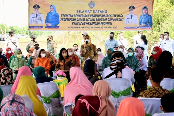 Serahkan Bantuan untuk Warga Terdampak Banjir Rob di Sergai, Nawal Lubis : Kami Ikut Bersimpati, Tetaplah Semangat